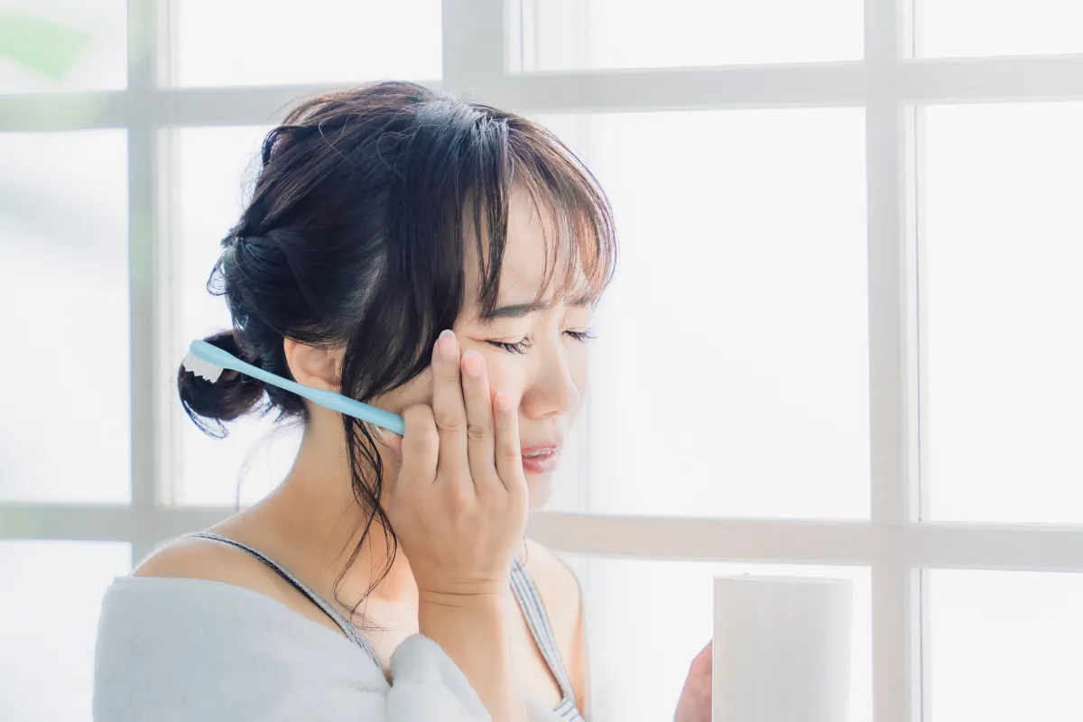 冷たいものが歯にしみる女性