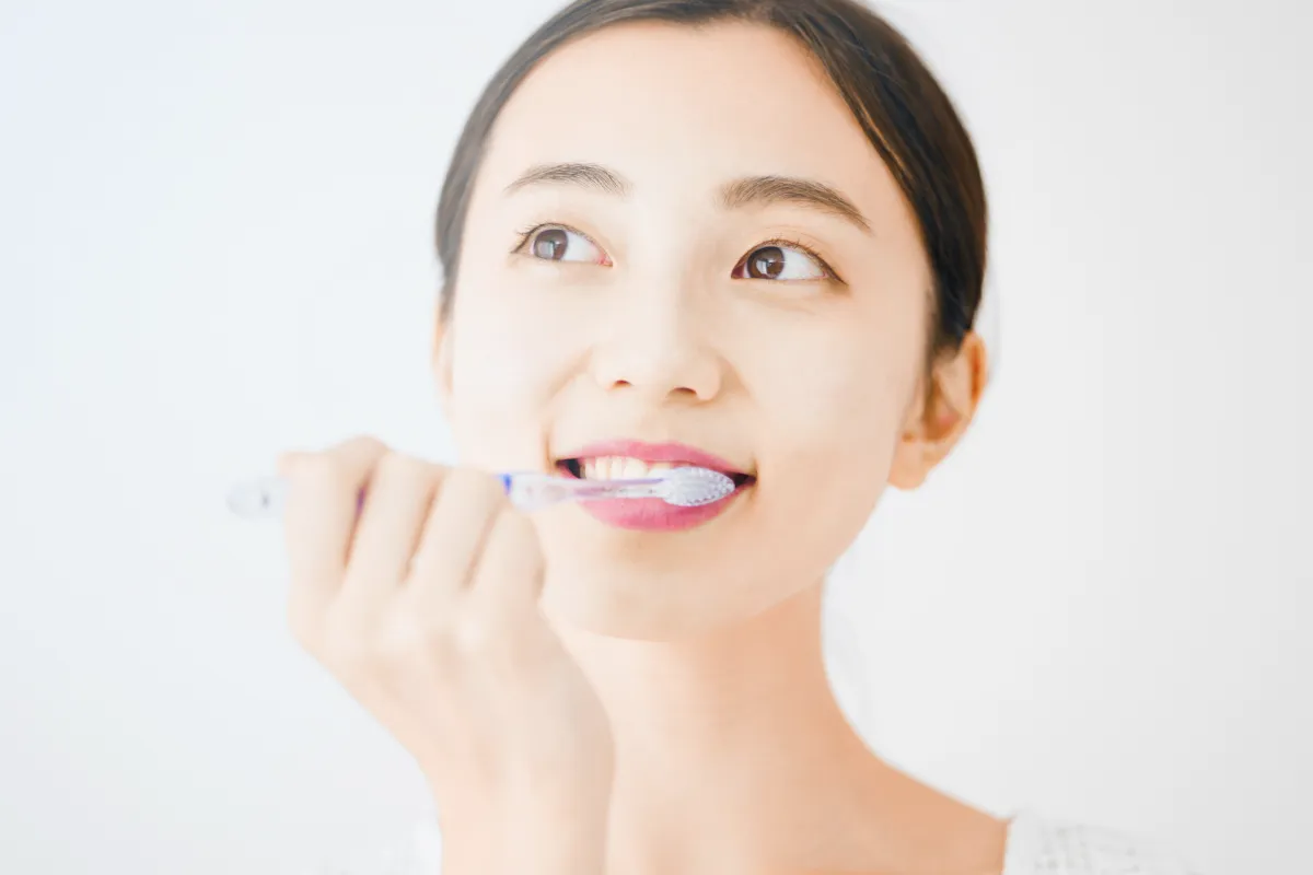歯磨きで口腔ケアをする女性