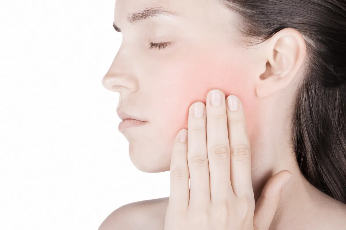 歯の痛みを感じている女性のイメージ画像