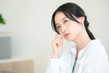 悩んでいる女性