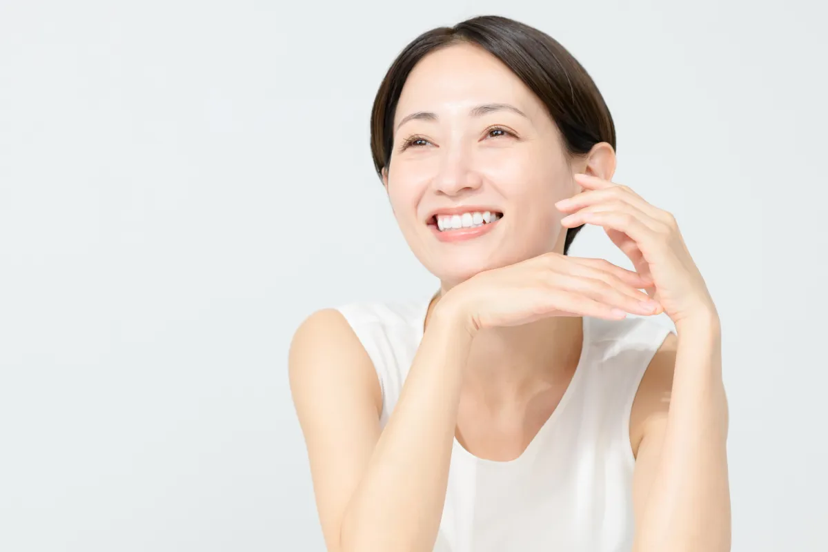 白い歯が輝く笑顔の女性