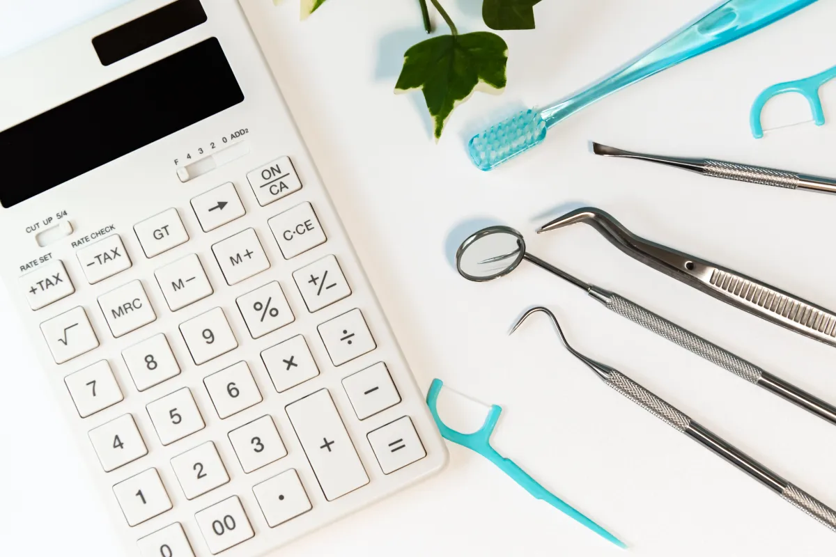 歯科グッズと電卓