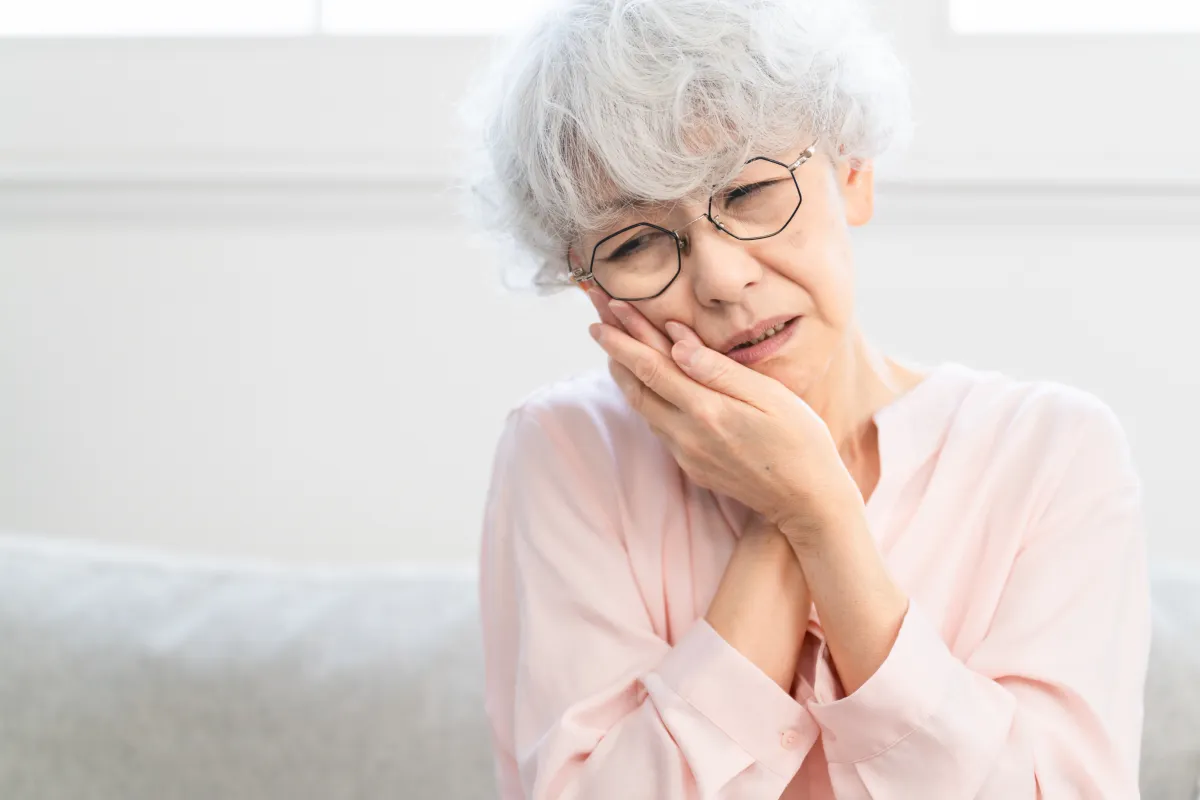 歯の痛みがで苦しんでいるご年配の女性