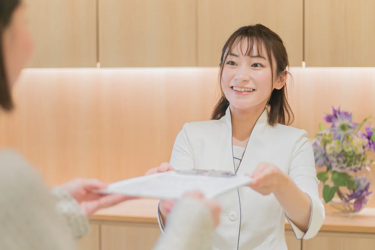 八王子にあるくろさわ歯科医院の受付スタッフ