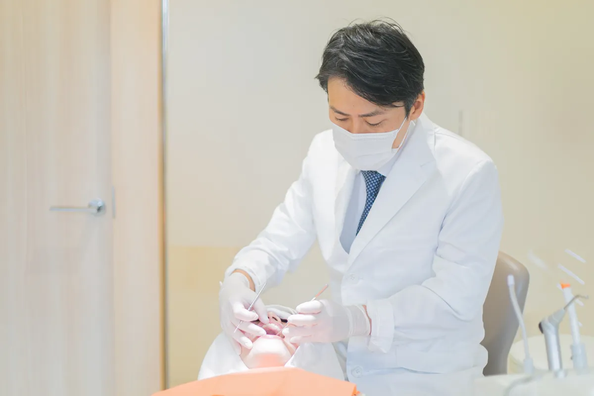 八王子にあるくろさわ歯科医院での治療風景